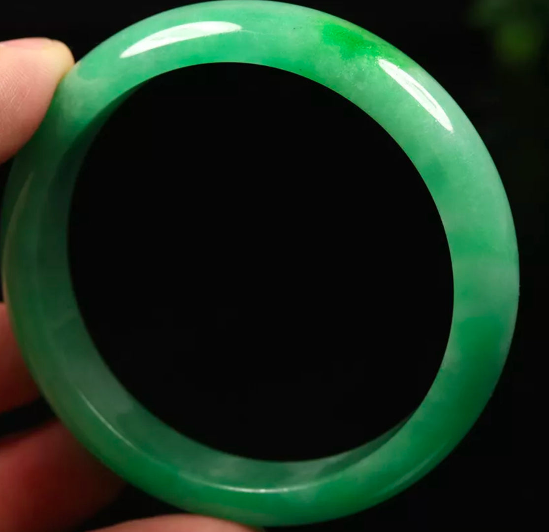 VINTAGE Large Jadeite Green Jade Bangle Size 60mm Beautiful Pop Green D625