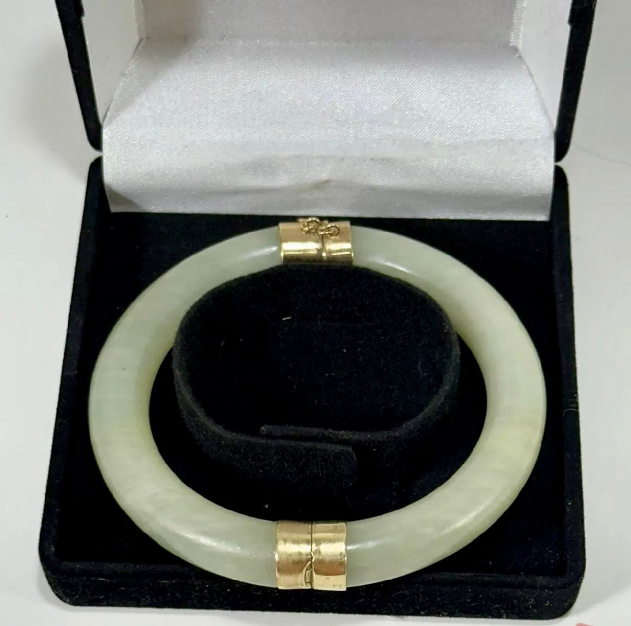 VINTAGE 14k Gold Hinged Jade Bangle w/ Safety Chain