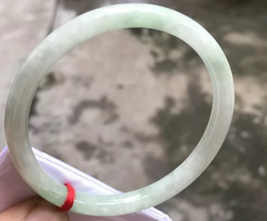 VINTAGE Large Jadeite Green Icy Jade Bangle Size 60.3 mm Round Princess Thin Cut D509