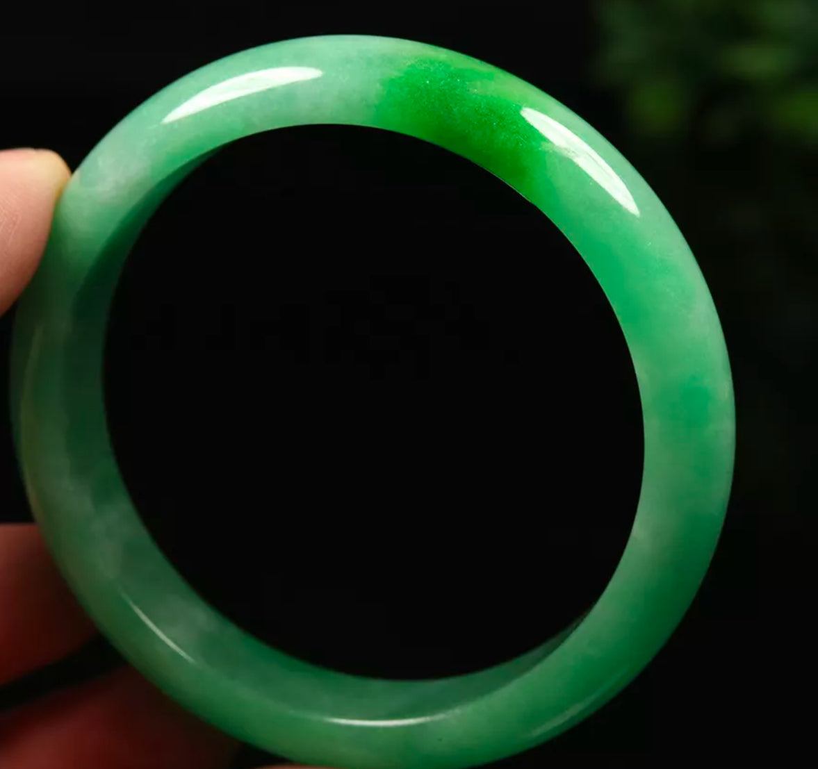 VINTAGE Large Jadeite Green Jade Bangle Size 60mm Beautiful Pop Green D625