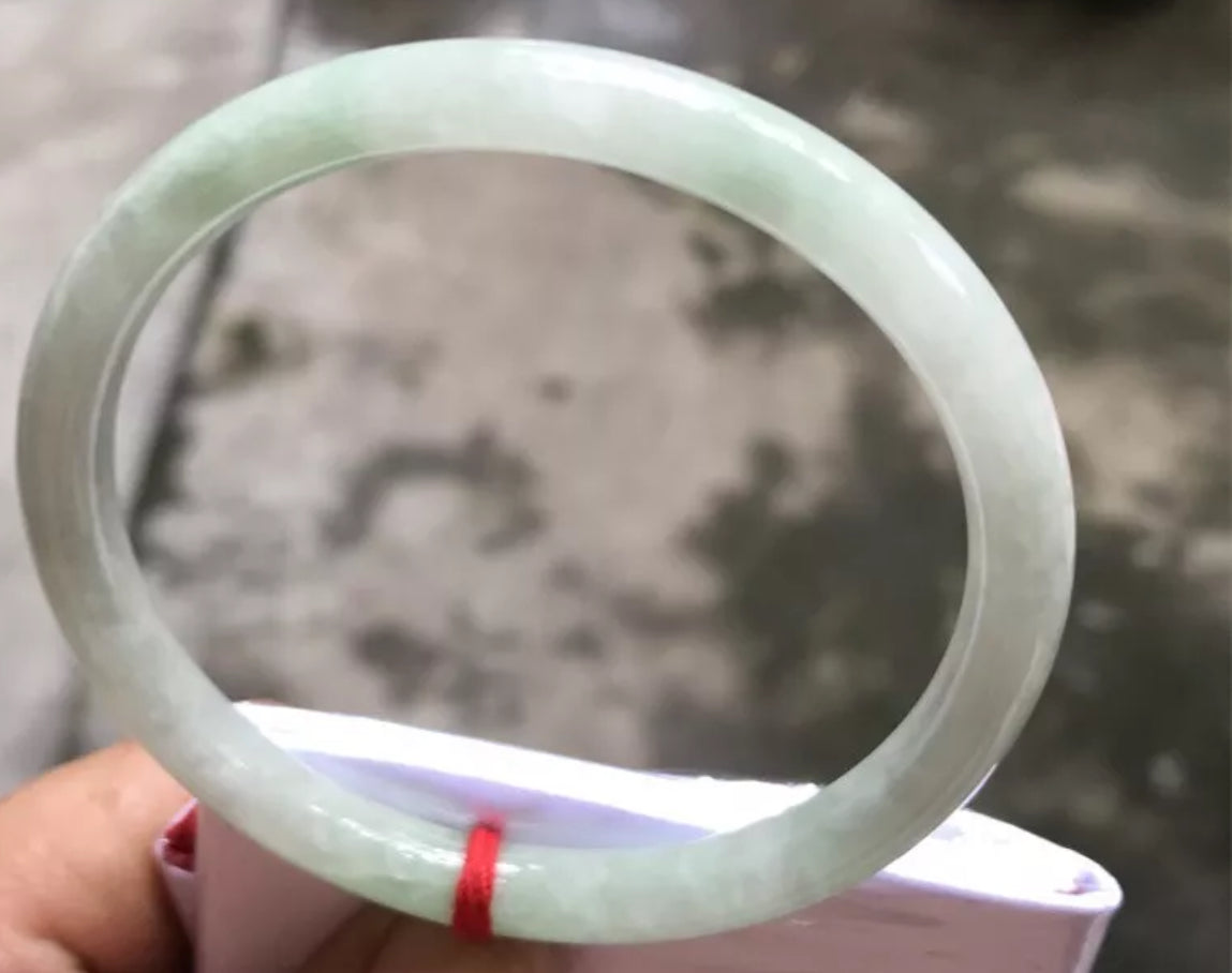 VINTAGE Large Jadeite Green Icy Jade Bangle Size 60.3 mm Round Princess Thin Cut D509