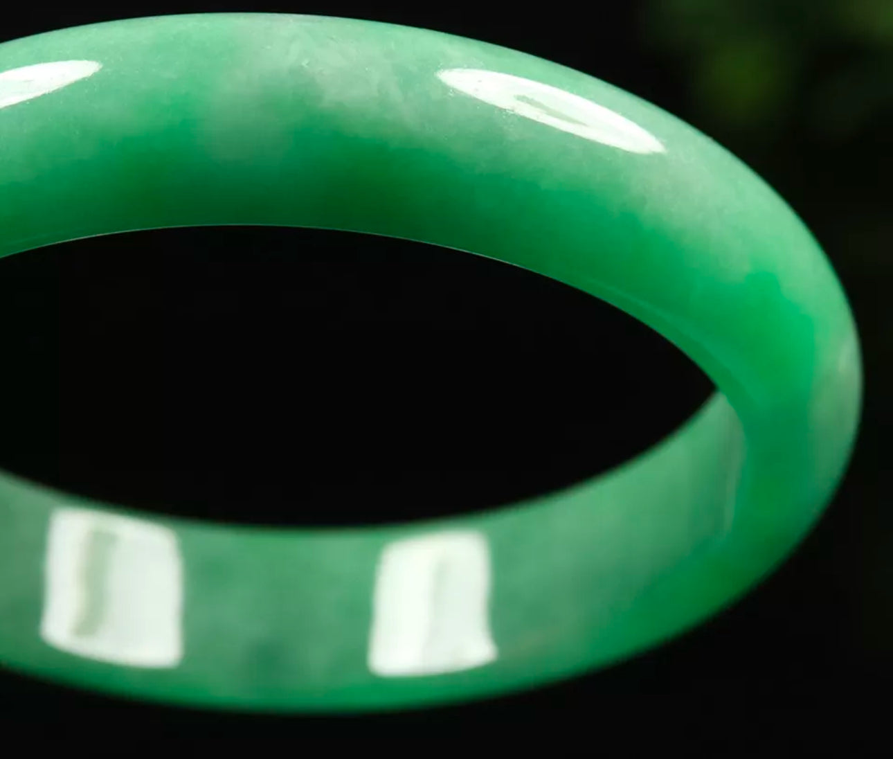 VINTAGE Large Jadeite Green Jade Bangle Size 60mm Beautiful Pop Green D625