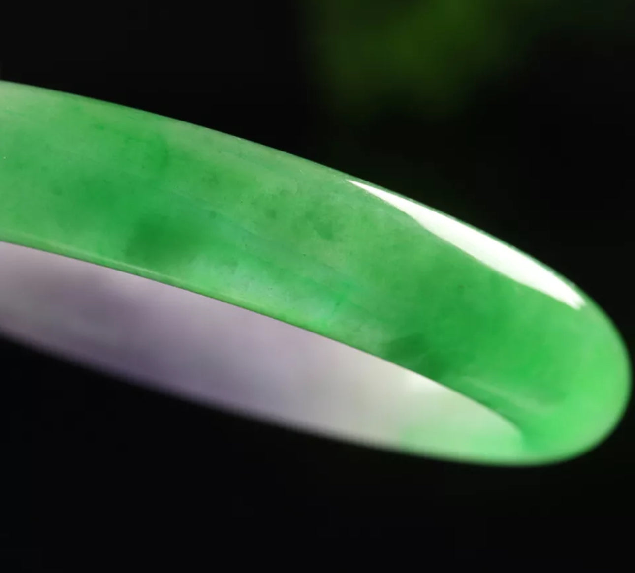 VINTAGE Medium Jadeite Green/Lavender Jade Bangle Size 59mm L545