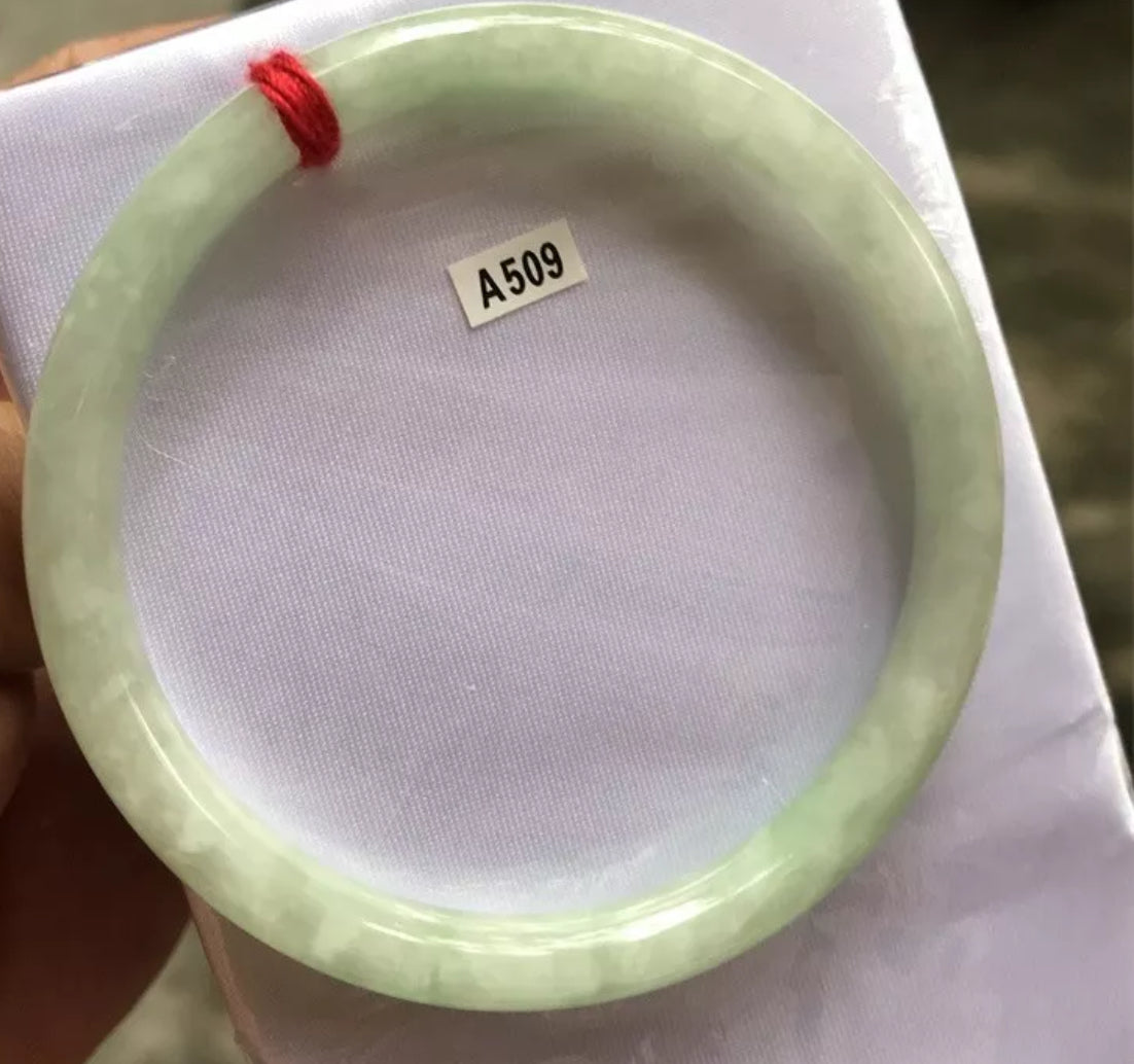 VINTAGE Large Jadeite Green Icy Jade Bangle Size 60.3 mm Round Princess Thin Cut D509