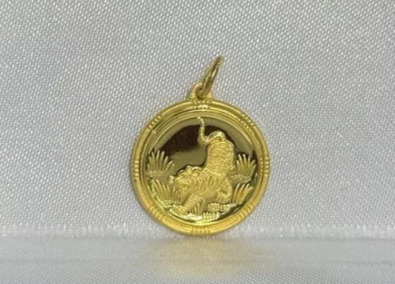 24K Yellow Gold Tiger Zodiac Round Pendant 3.86g - Fine Gold Prosperity Piece