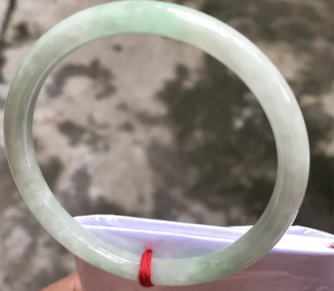 VINTAGE Large Jadeite Green Icy Jade Bangle Size 60.3 mm Round Princess Thin Cut D509